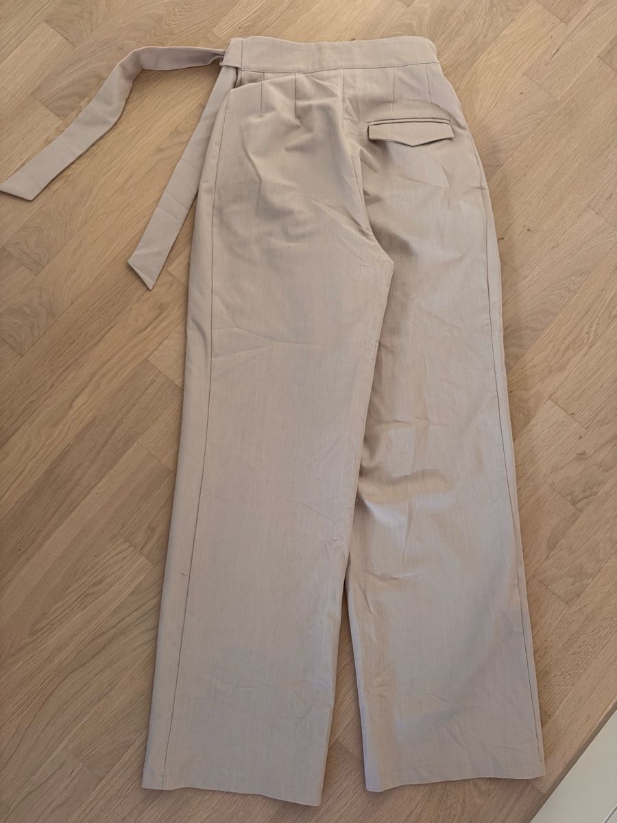 Pantaloni: Lichi wrap pants beige size xs – Usato da Dübendorf venduto da ClaraS.