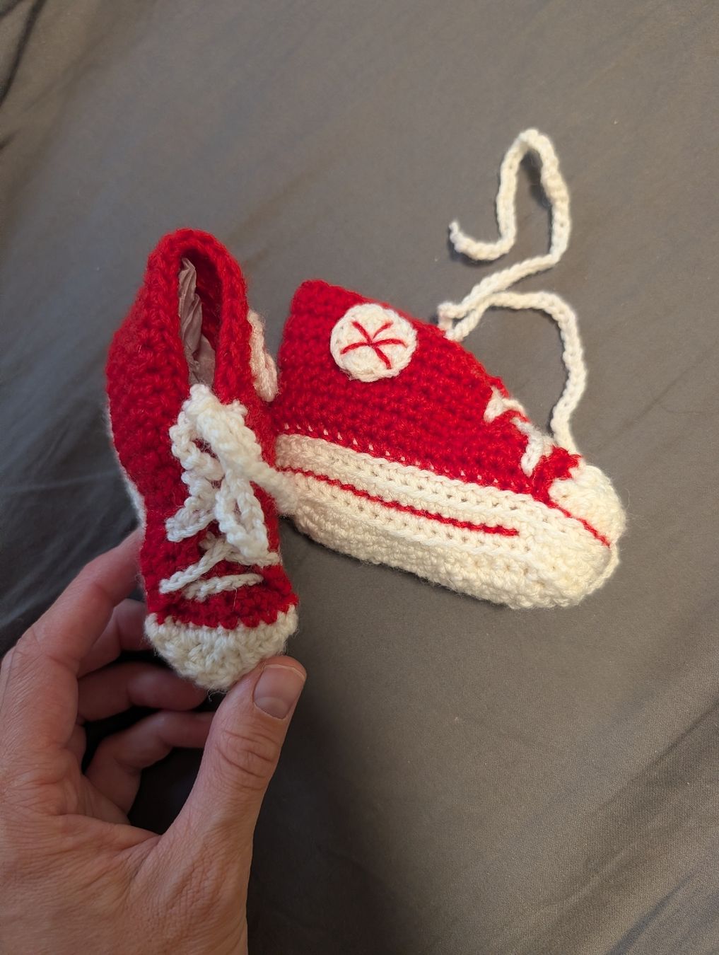 Converse Scarpe per ragazzi: Gehäkelte Babyschuhe Converse rot weiss – Nuovo (secondo la descrizione) da Thalwil venduto da Jessica428
