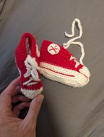 Gehäkelte Babyschuhe Converse rot weiss