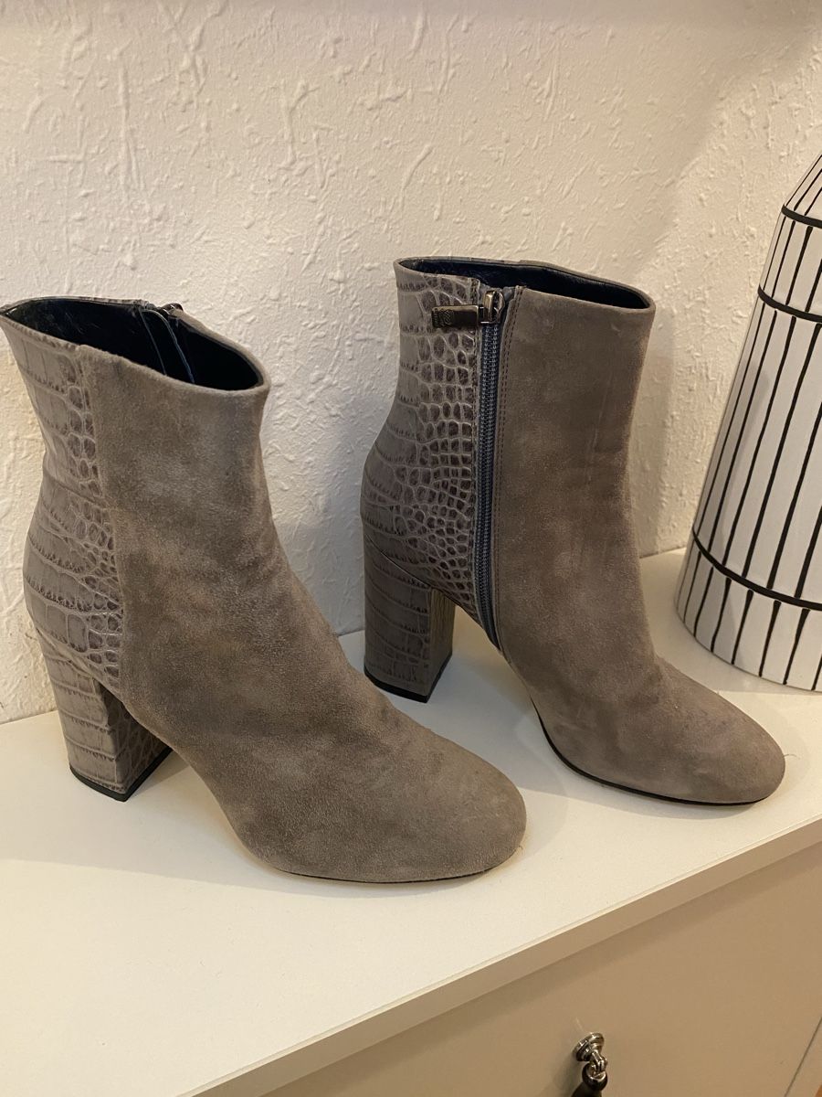 Navyboot Scarpe da donna: Navyboot Wildleder Stiefeletten in Grau Gr. 38 – Nuovo (secondo la descrizione) da Winterthur venduto da JasonHa 1