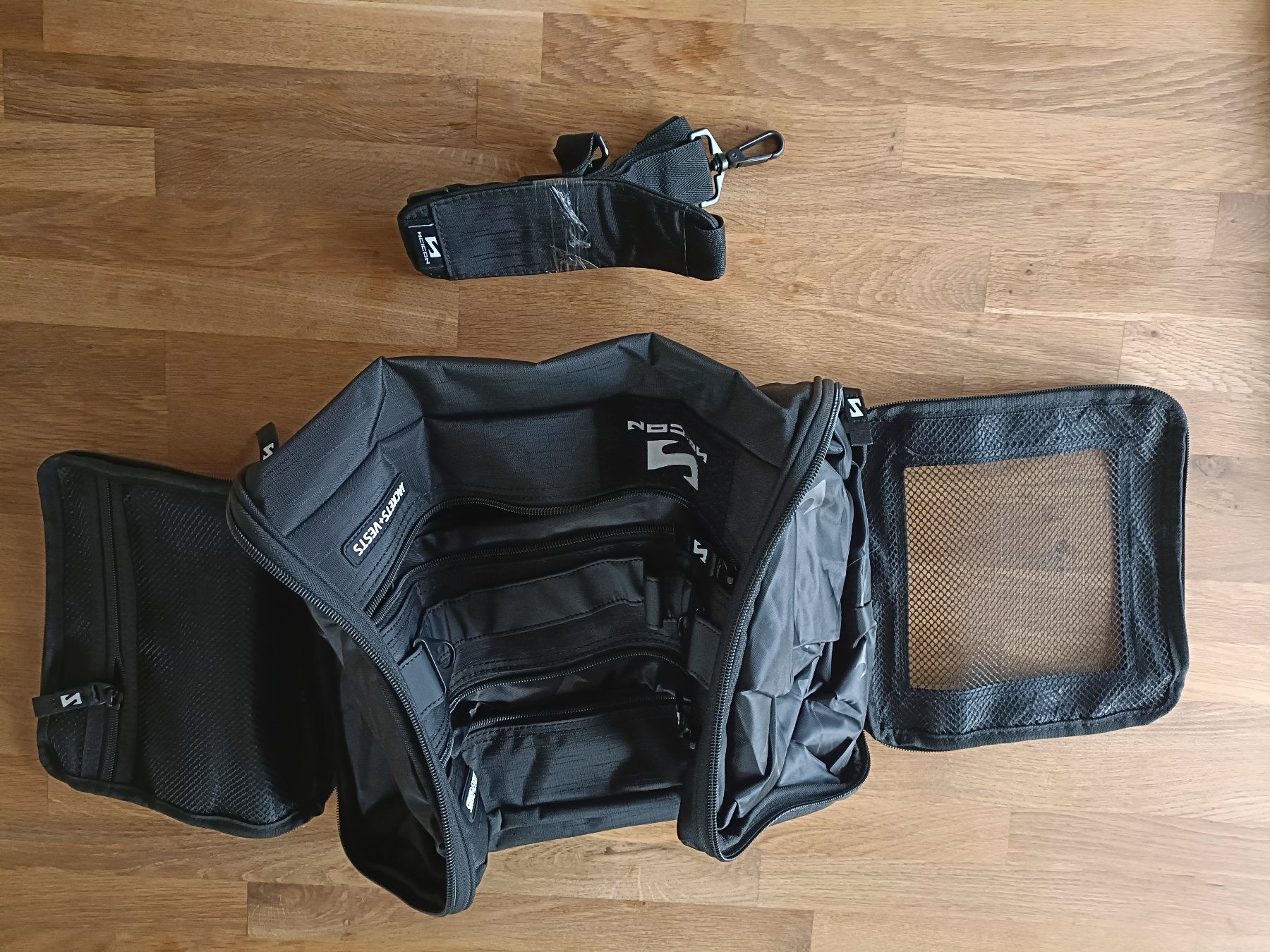 Borse: SciCon ESSENTIALS CYCLING KIT RACE DAY RAIN BAG – Nuovo e nell'imballaggio originale da Bern venduto da carlota_dino 2