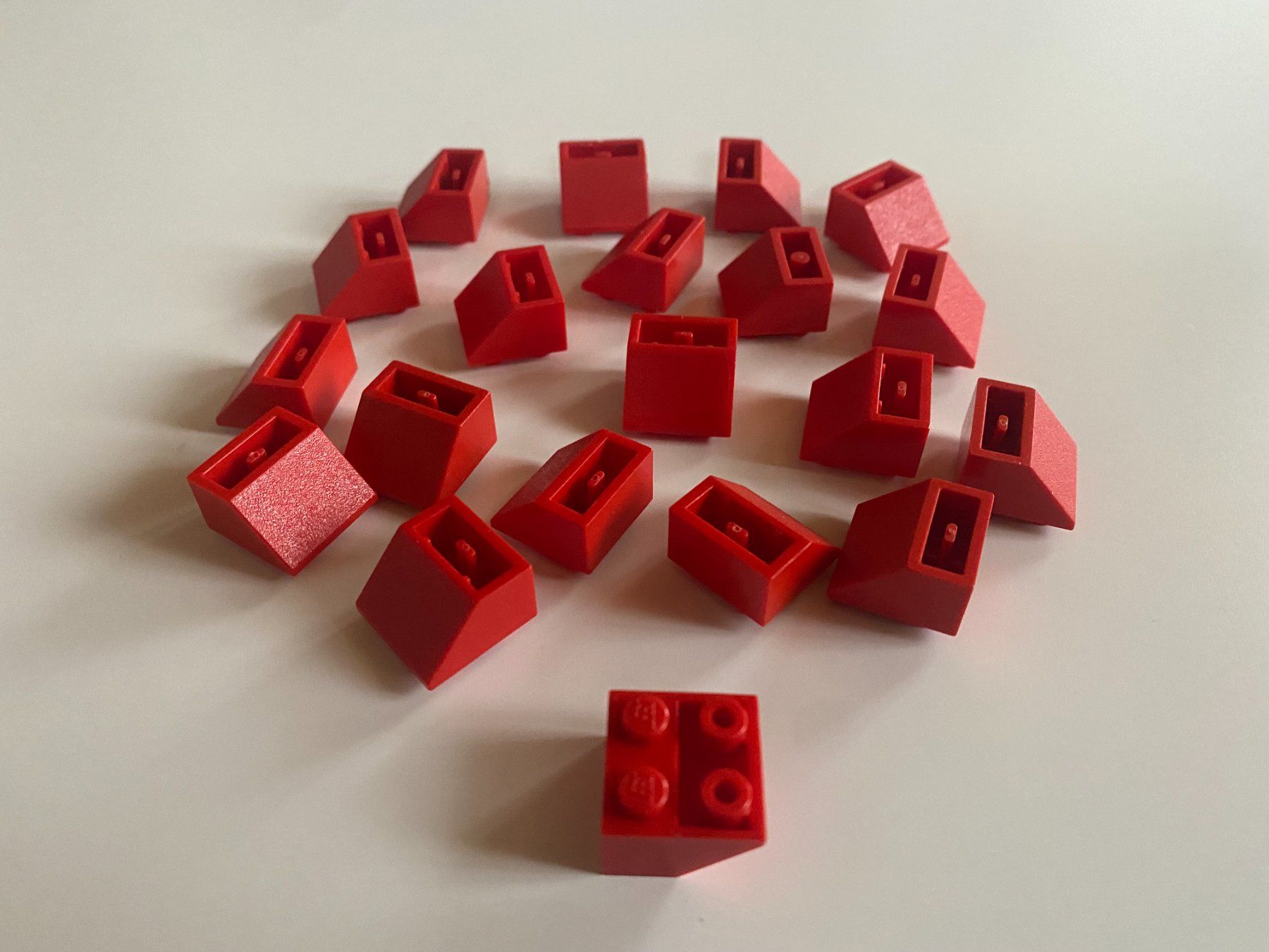 Lego Giocattoli: LEGO - 20 - ROTE - NEGATIVE - SCHRÄG - STEINE – Usato da Gelterkinden venduto da ajdt4