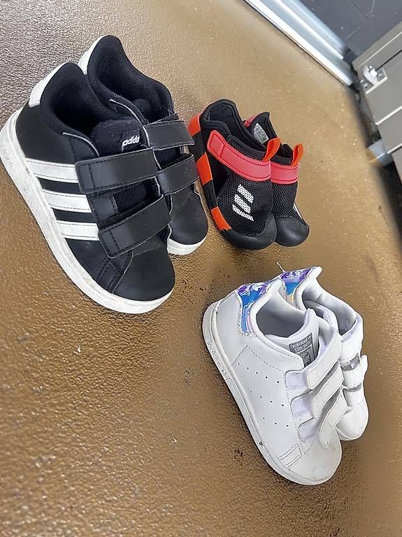 Scarpe per ragazzi: Adidas Kinderschuhe – Usato da Baar venduto da Hati.ce