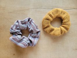 Zwei hübsche Scrunchies, Haargummis für Ihr Haar. Neuwertig!