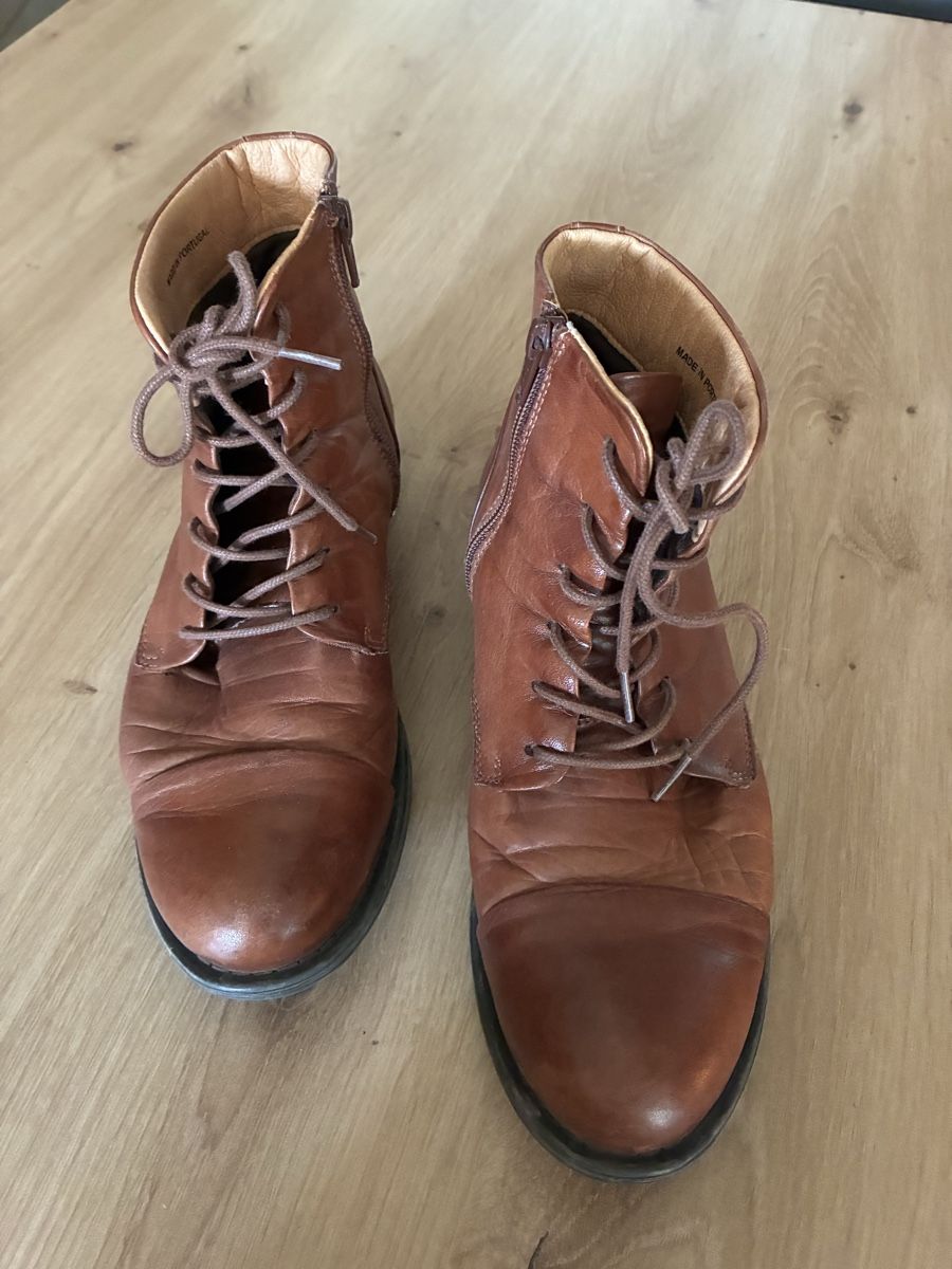 Chaussures femmes: Bottine  – D'occasion à Berlens par aye_lf66