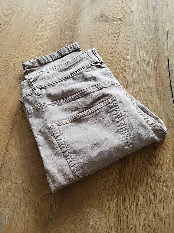 Pantaloni: Pantalon femme – Usato da Ecuvillens venduto da loloall