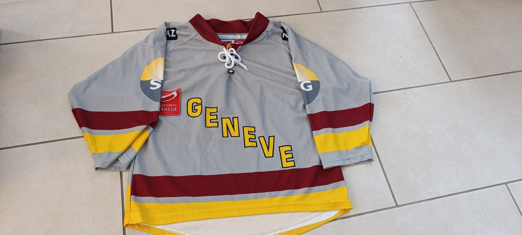 Scarpe, pantaloni & magliette da ginnastica: Maillot de hockey enfant Genève Servette – Usato da Mont-la-Ville venduto da Ecu23hj