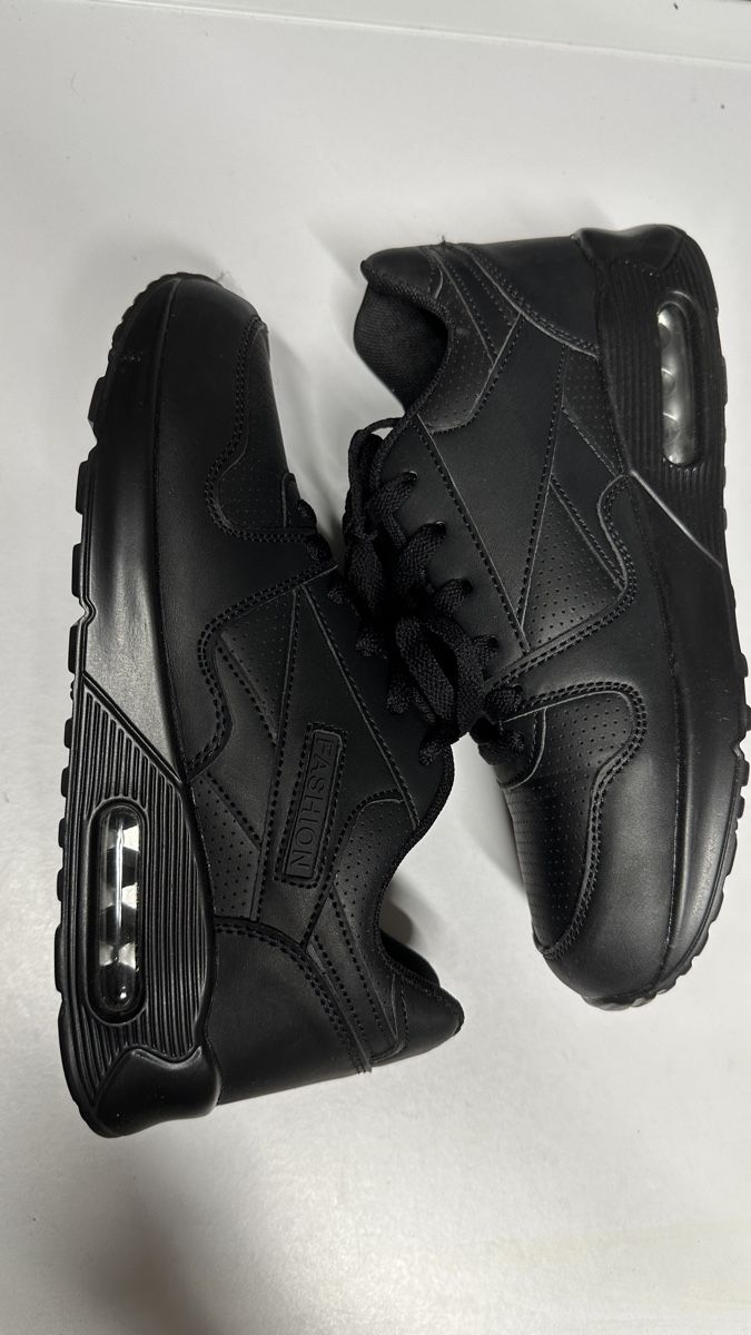 Chaussures femmes: Schwarze Sneaker, Grösse 38 – D'occasion à Zürich par Rammis