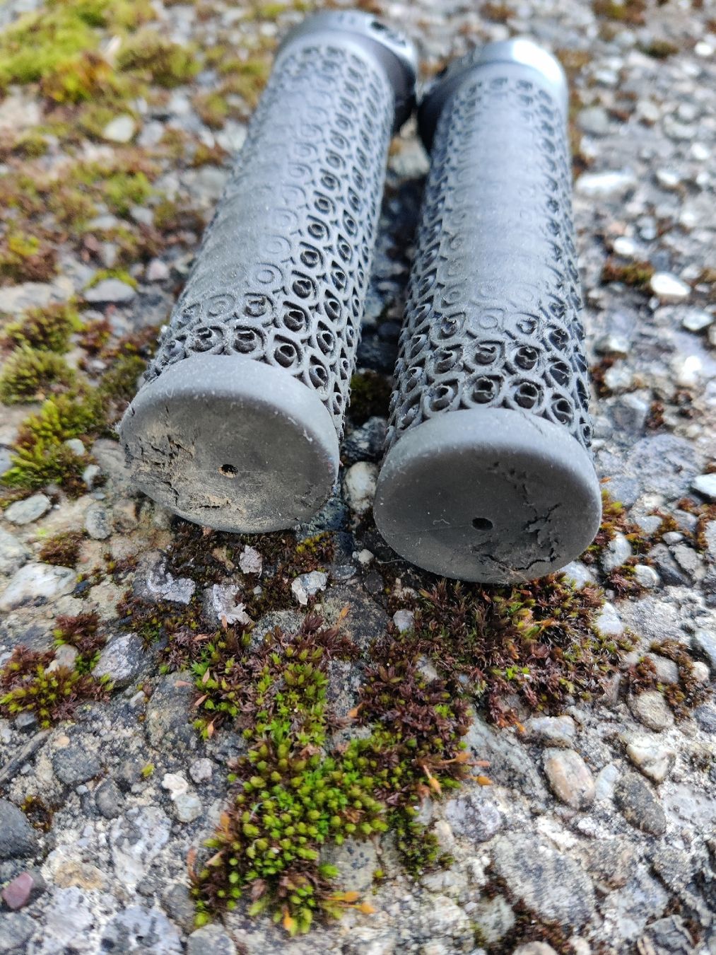 Pezzi di ricambio: Bike handle grips with screws – Usato da St. Gallen venduto da inf_kk7r 1