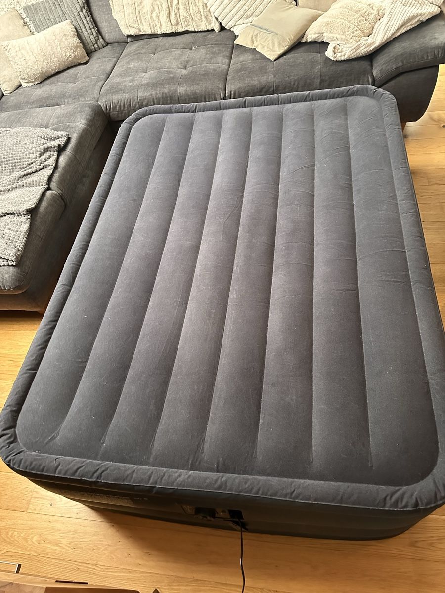 Matratzen: Intex Luftbett mit Pumpe Modell AP620A – Gebraucht aus Lufingen von swissmex21