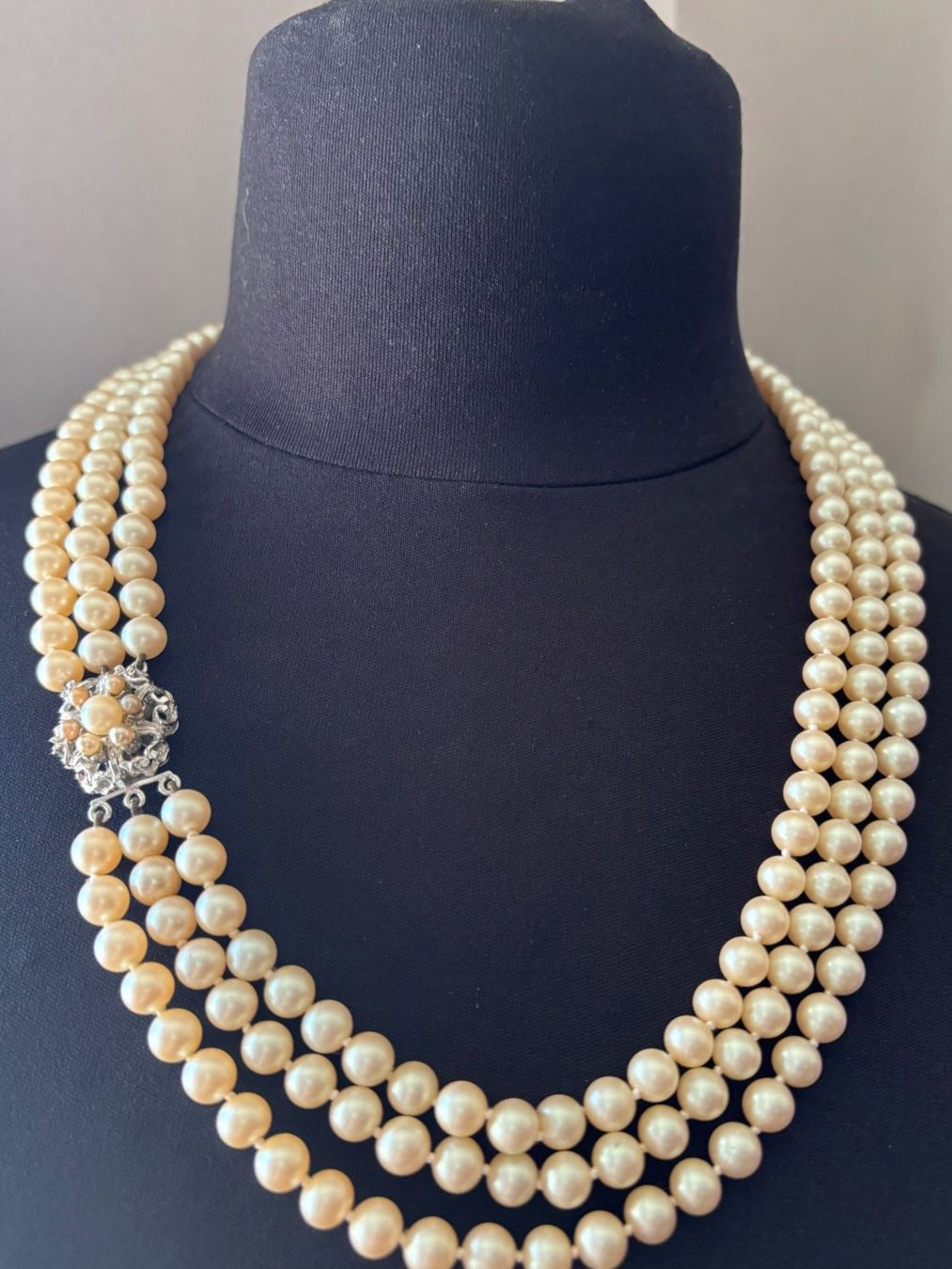Catenine: Collier de perles  à trois rangs  fermoir en arget 800 – Usato da Peseux venduto da CharmeCommerce 3