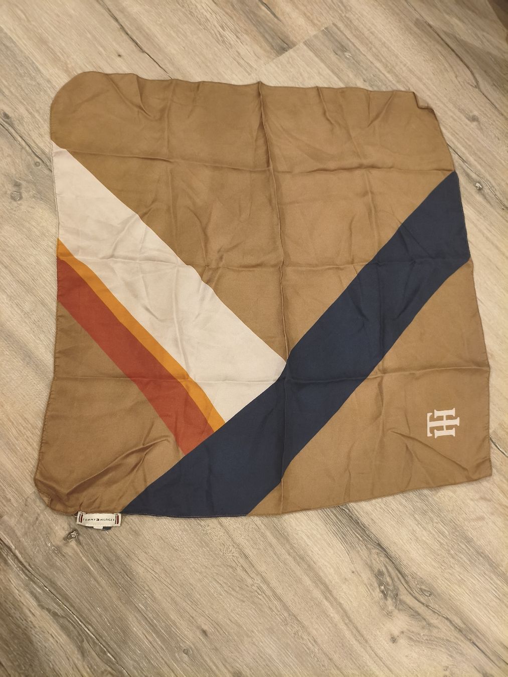 Tommy Hilfiger Foulard & Sciarpe: Foulard Tommy Hilfiger marrone multicolore – Usato da Bioggio venduto da OresteIronix 2