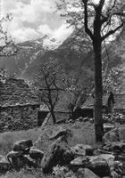 Gerra (TI) Case rurali e cascata in Valle Verzasca G