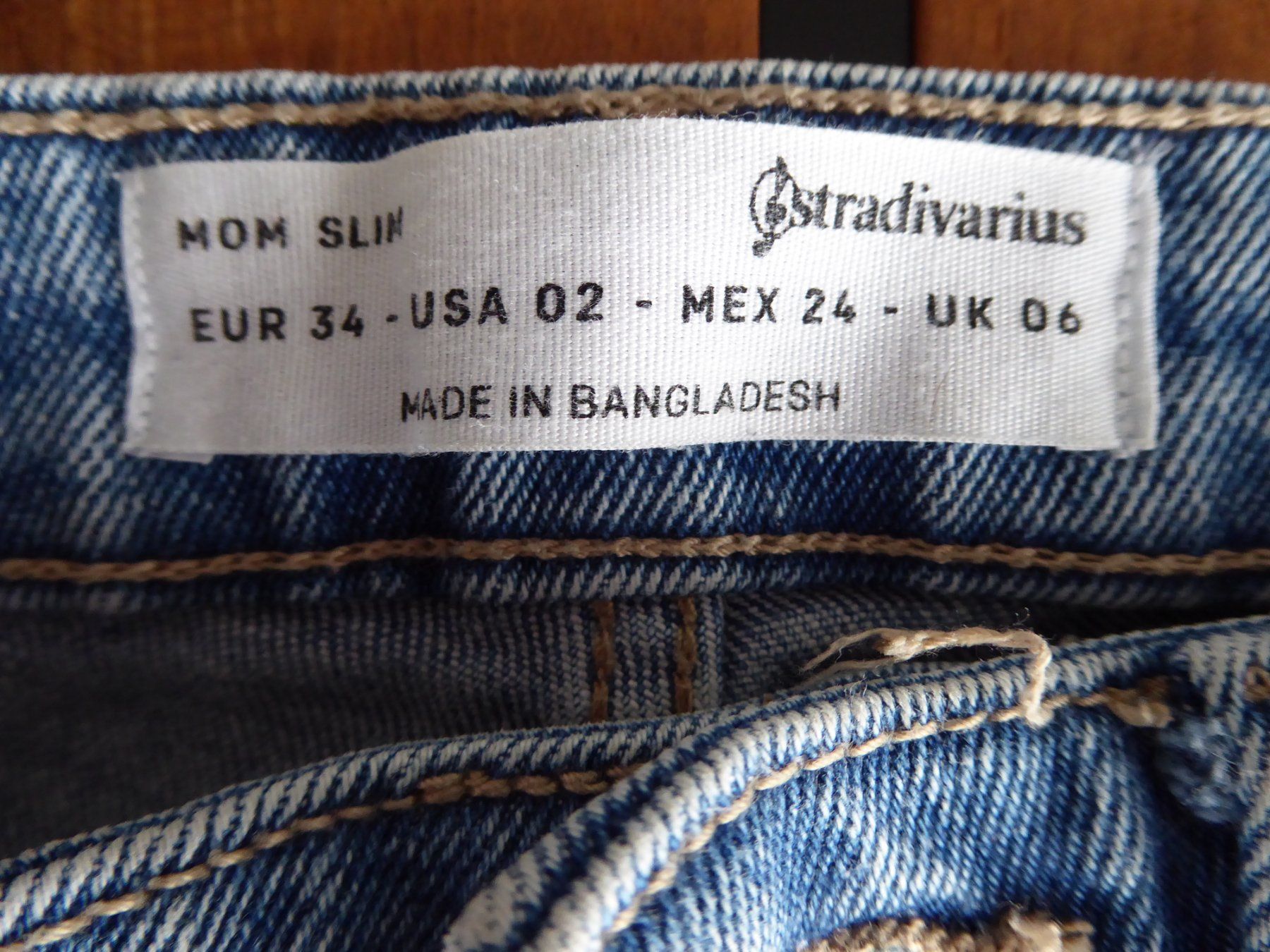 Stradivarius Lotti di vestiti: Jeans Mom Slim blau Size 34 + Pullover grau XS Stradivarius – Usato da Entlebuch venduto da roma6370 3