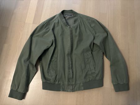 Trendige Khaki Bomber Jacke - Perfekt für den Übergang!