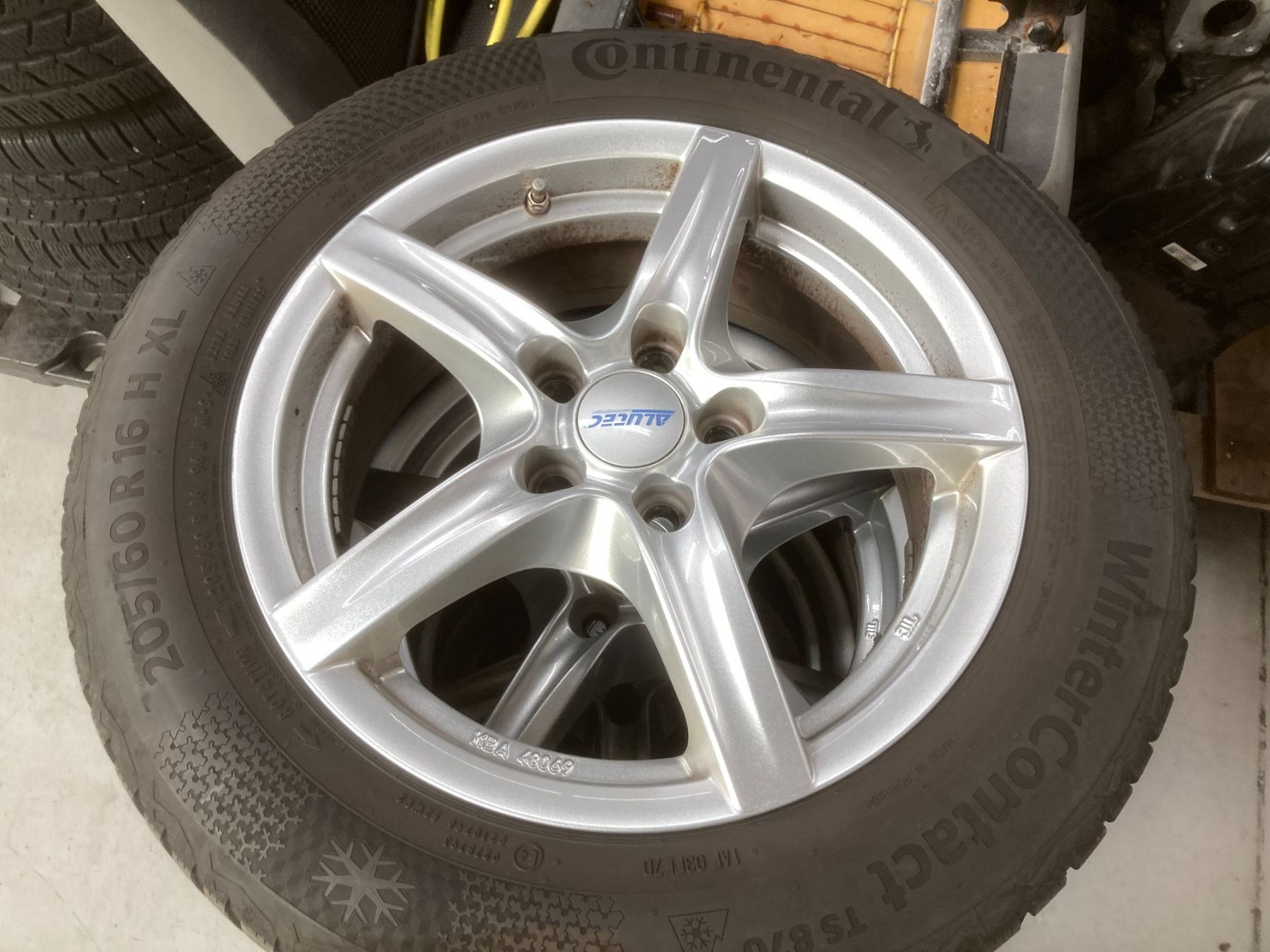 Ford Pneus & Roues: Ford Focus Winterräder 205/60R16 Continental – D'occasion à Cham par WB2223 1