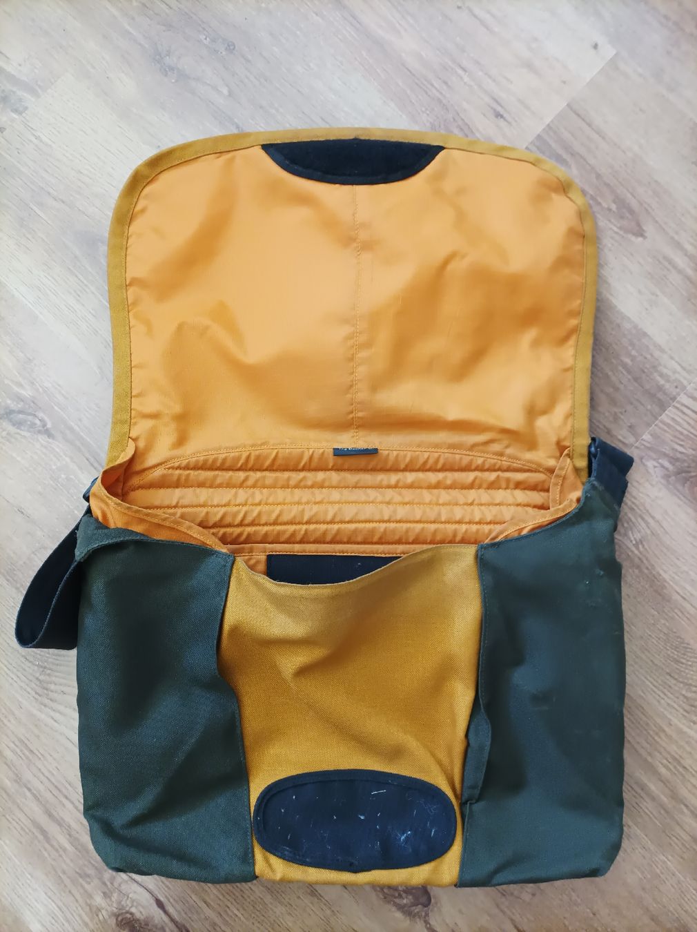Crumpler Borse: Sacoche PC portable - Crumpler Olive/Orange - – Usato da La Chaux-de-Fonds venduto da AbsintheBilly 1