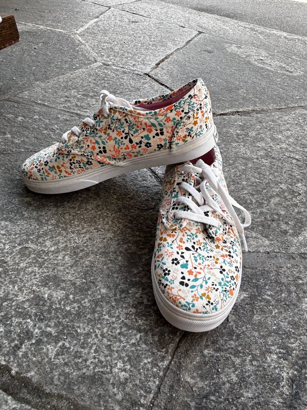 Vans Schuhe für Jungen: Vans Blumenmuster weiss Grösse 34. Neu – Neu (gemäss Beschreibung) aus Thusis von Strimer0 1