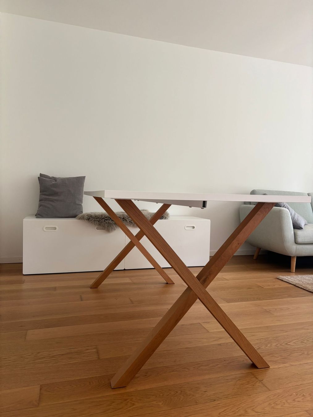 Micasa Tavoli: Modern White Table with Unique Wooden Base, Great Condition! – Usato da Jona venduto da zin_snq9 1