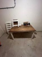 Tisch und Stühle