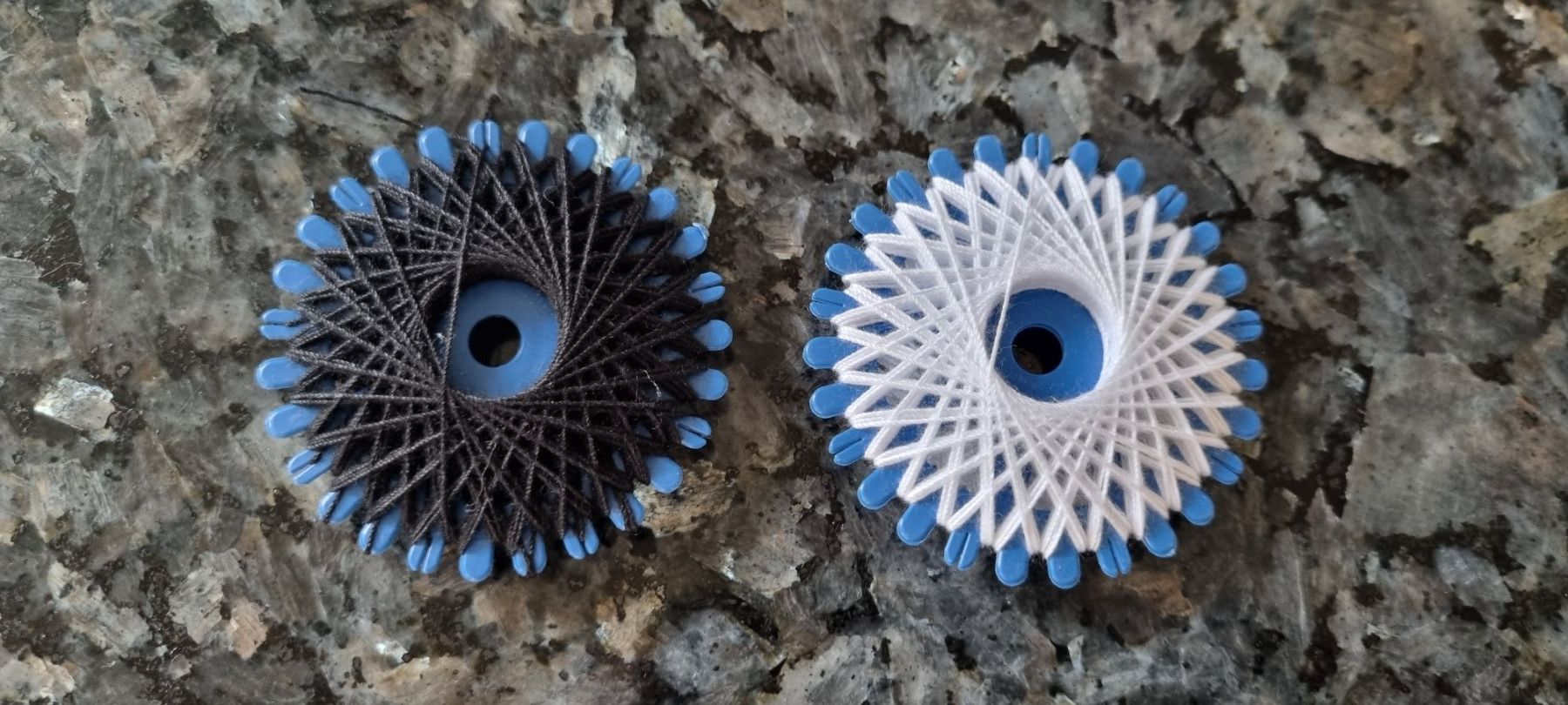 Cordicelle & Fili: 2er Stick-Garn je 20 m – Nuovo (secondo la descrizione) da egliswil venduto da Maggy6