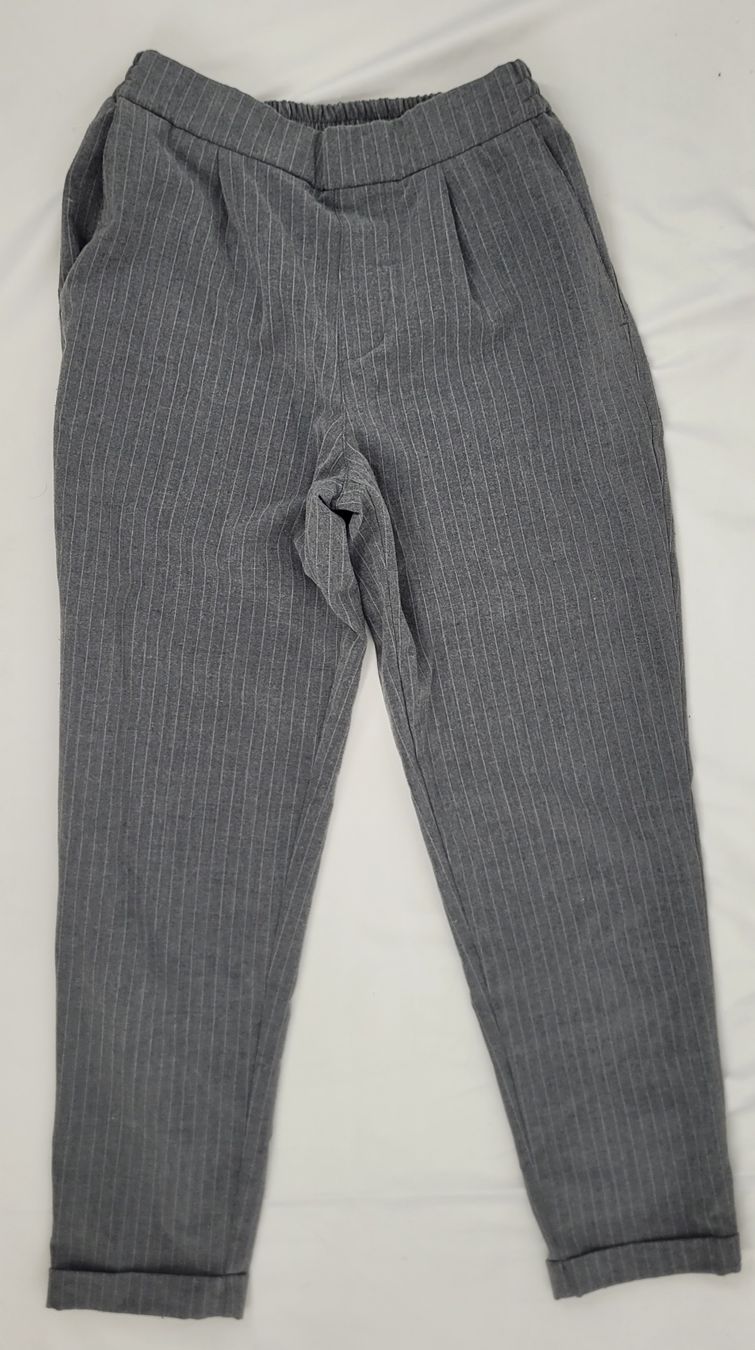 Pull&Bear Pantaloni: PULL&BEAR pantalon gris – Usato da Lausanne venduto da PlusValue_Lausanne