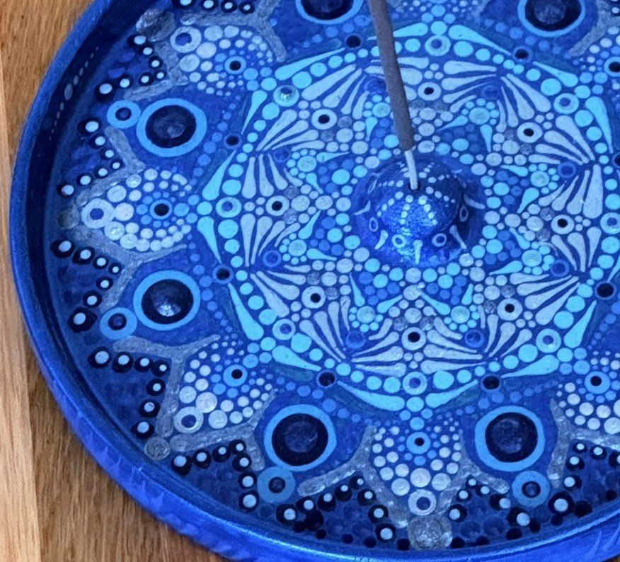 Tutte le decorazioni: Räucherstäbchenhalter blau - mit Mandalamuster – Usato da Lommis venduto da manmarmi 1