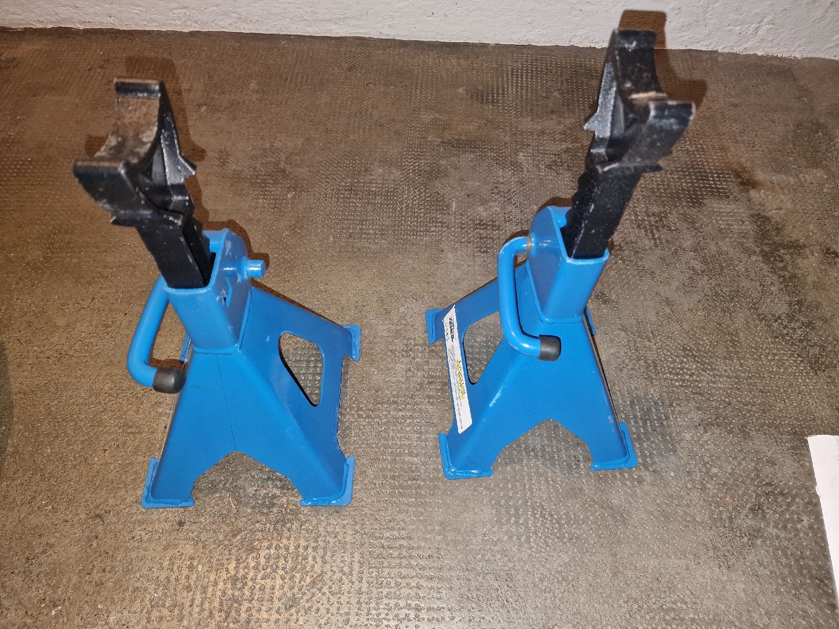 Altro in Decorazioni & Accessori: 3 TON jack stands – Usato da Basel venduto da jua_vy2c