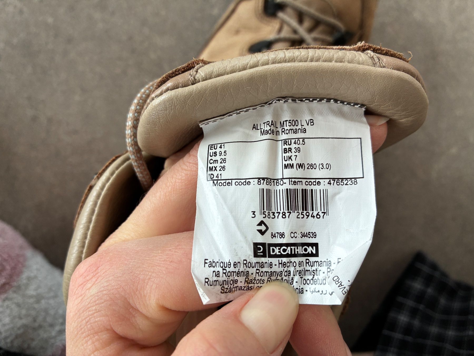Decathlon Scarpe da uomo: Chaussures randonnée T40-41 – Usato da Corcelles-près-Payerne venduto da CyndelleMaiwen 1