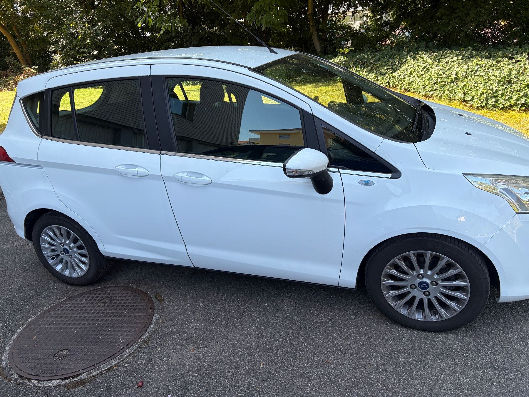 Autos: Ford B-Max Weiss top Zustand – D'occasion à Oberweningen par Achille.3 1
