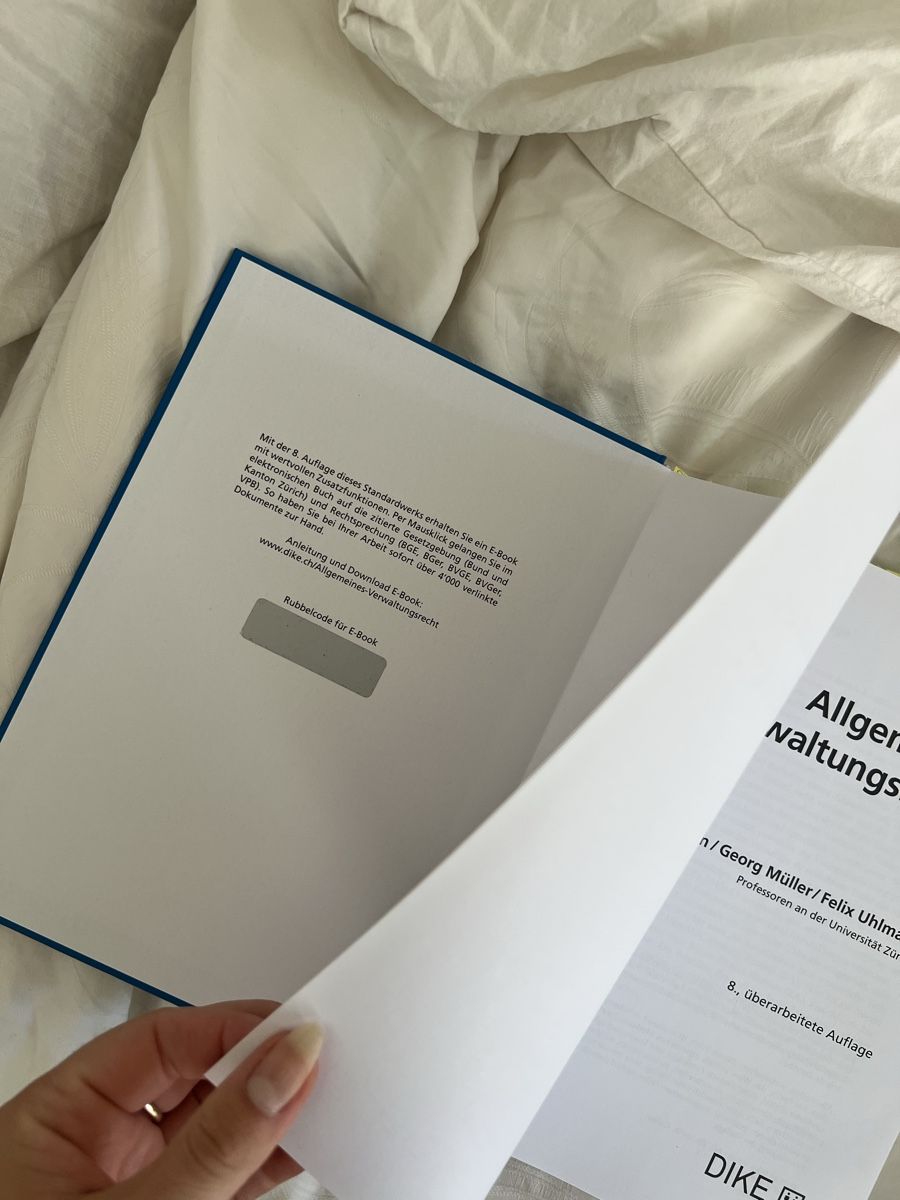 Libri: Allgemeines Verwaltungsrecht – Usato da Zürich venduto da hannah.liaaa 1