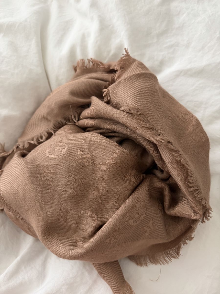 Louis Vuitton Foulard & Sciarpe: Louis Vuitton Schal Chale Monogram Cappuccino – Usato da Zürich venduto da tebi14 1