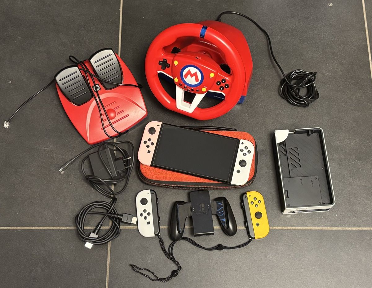 Nintendo Console: Nintendo Switch OLED + Zubehör – Usato da Lugano venduto da CFGB
