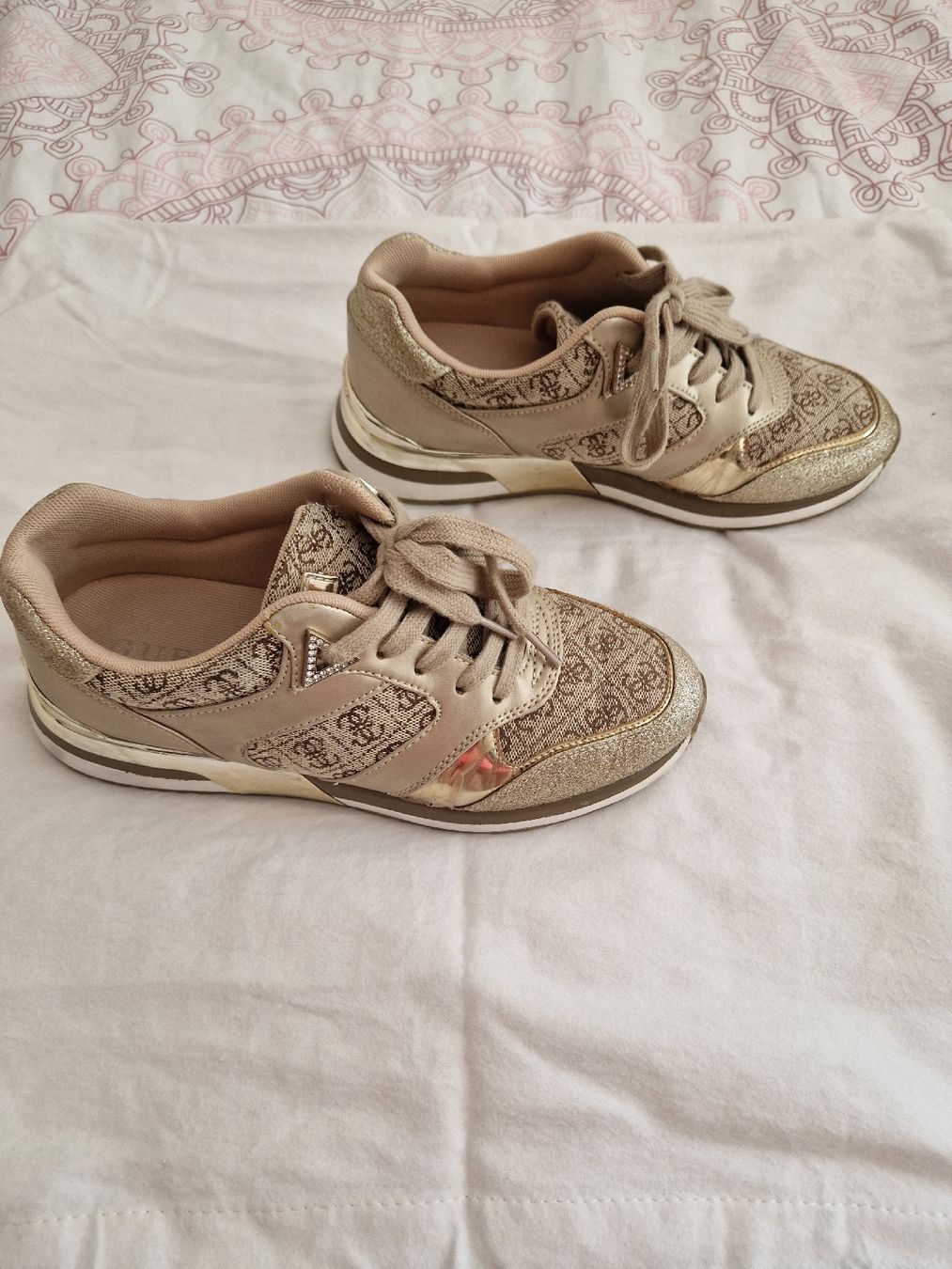 Guess Chaussures femmes: Guess Turnschuhe 39 gold – D'occasion à Zürich par Mani56 1