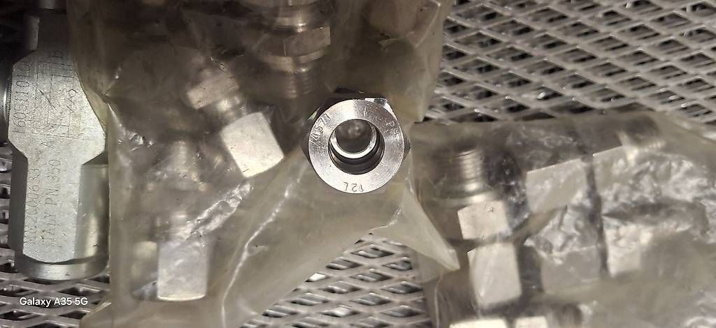 Altro per industria metallurgica: Verschraubungen – Usato da Kallnach venduto da Xx219