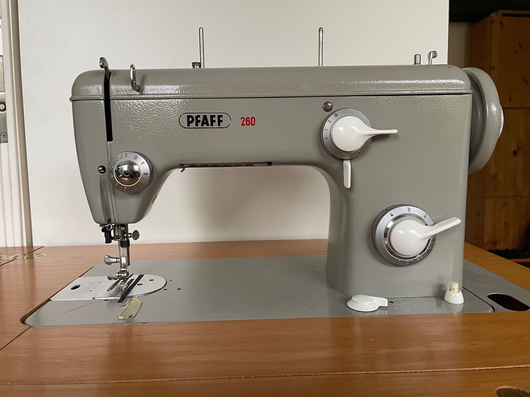 Pfaff Macchine da cucire: Pfaff 260 Automatic Schrank-Nähmaschine – Usato da Winterthur venduto da piip13 1