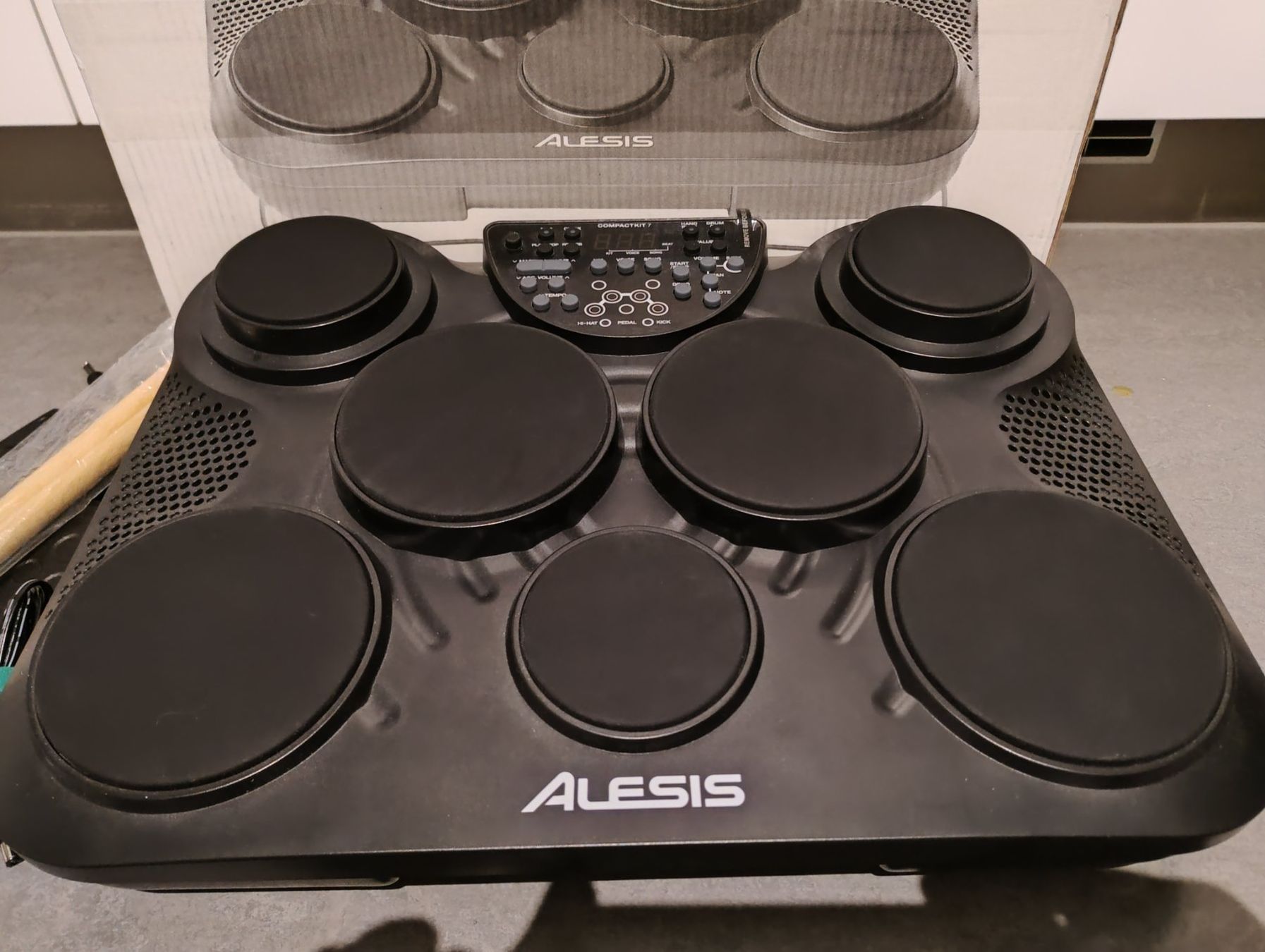 Alesis Musikinstrumente: Alesis CompactKit 7 Tabletop-Drum-Kit – Neu (gemäss Beschreibung) aus Beckenried von SCHEMA79