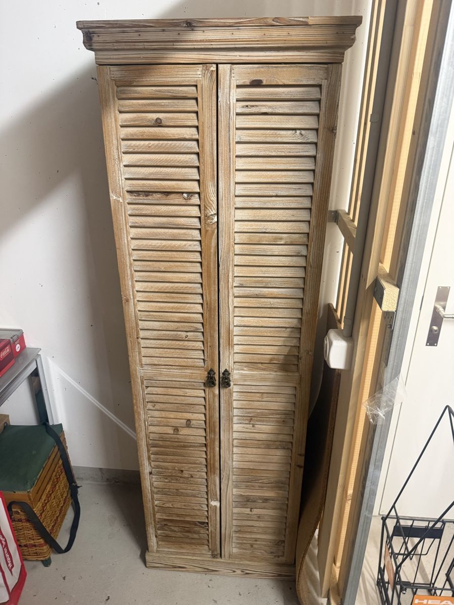 Schränke: Schrank – Gebraucht aus Therwil von massimo_gino
