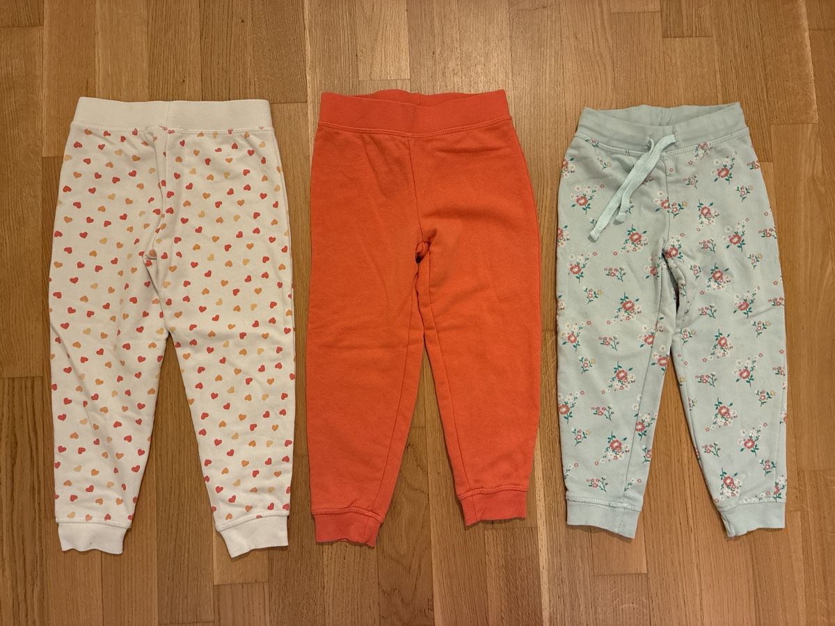 Pantaloni: 3 Trainerhosen im  Set 98/104 – Usato da Winterthur venduto da Tiklo