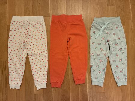 3 Trainerhosen im  Set 98/104