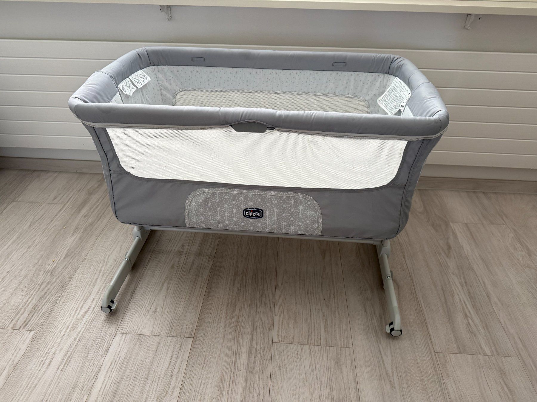 Chicco Letti: Chicco Next2Me Bedside Crib – Grey – Usato da Kilchberg ZH venduto da luj_6zm9