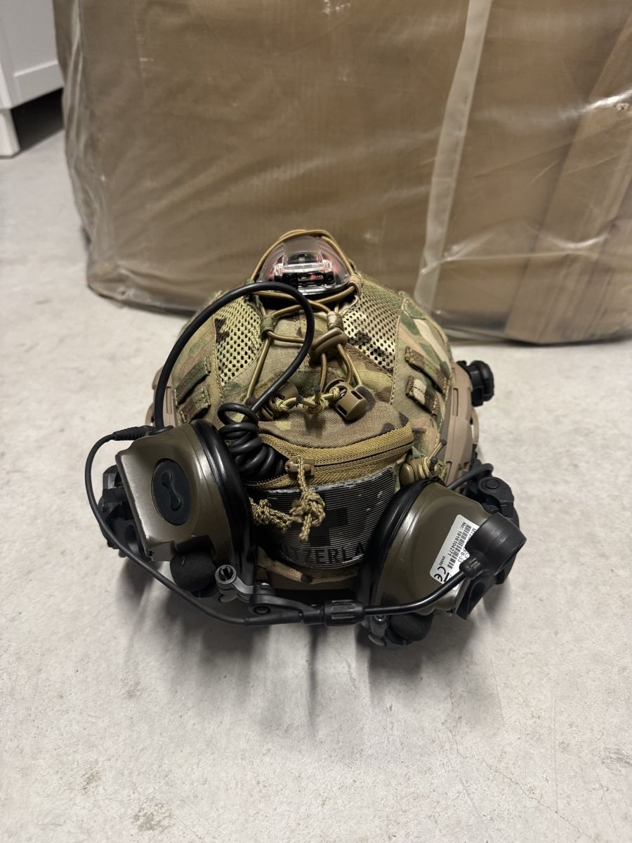 Uniformi & Effetti personali: Airsoft-Helm mit Peltor Gehörschutz – Usato da Chur venduto da dav_c7q8 2
