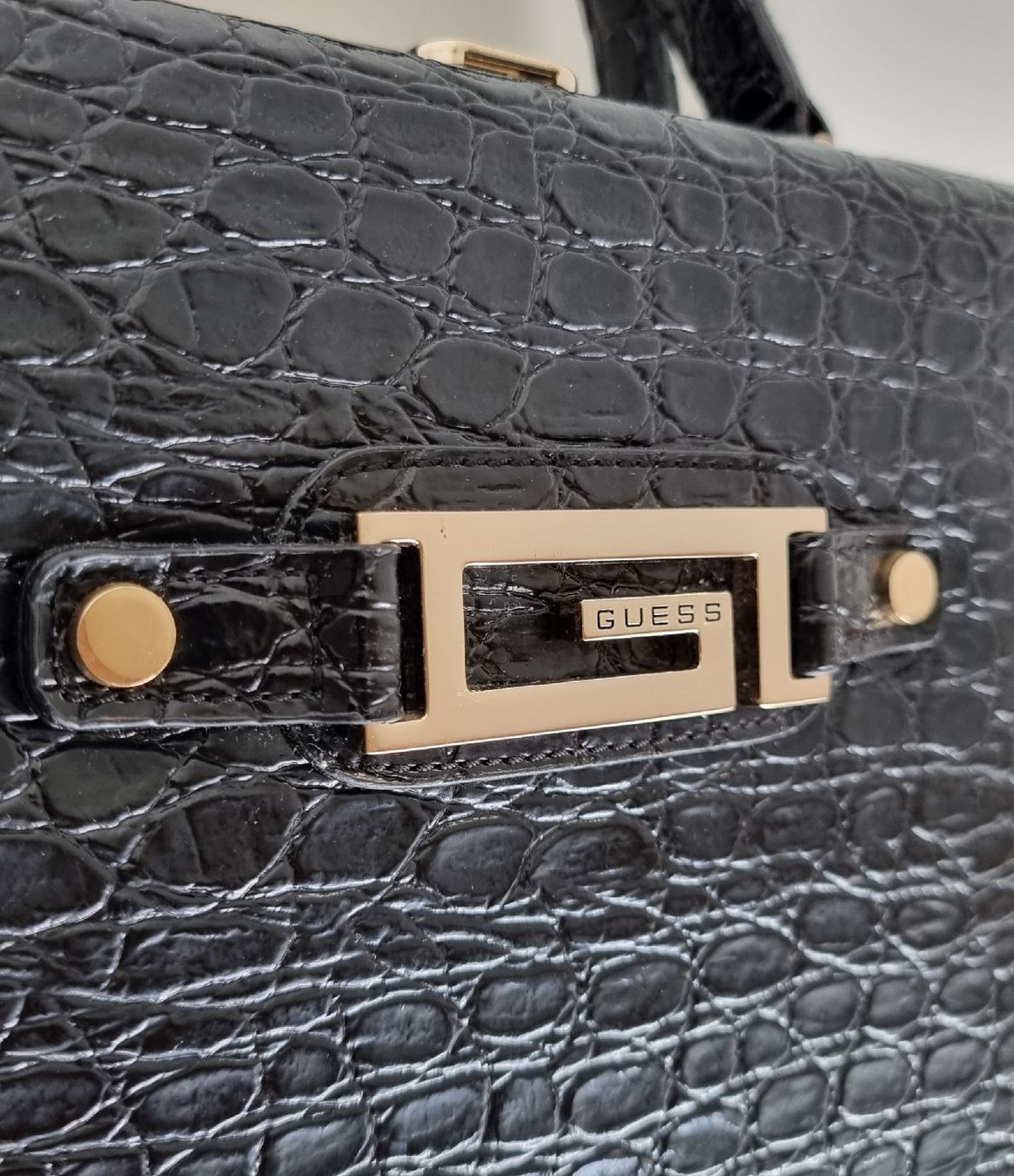 Guess Borse: Einzigartige Vintage GUESS Handtasche – Usato da Gontenschwil venduto da shop2hand 3