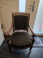 Fauteuil en bois avec assise rembourrée bon état