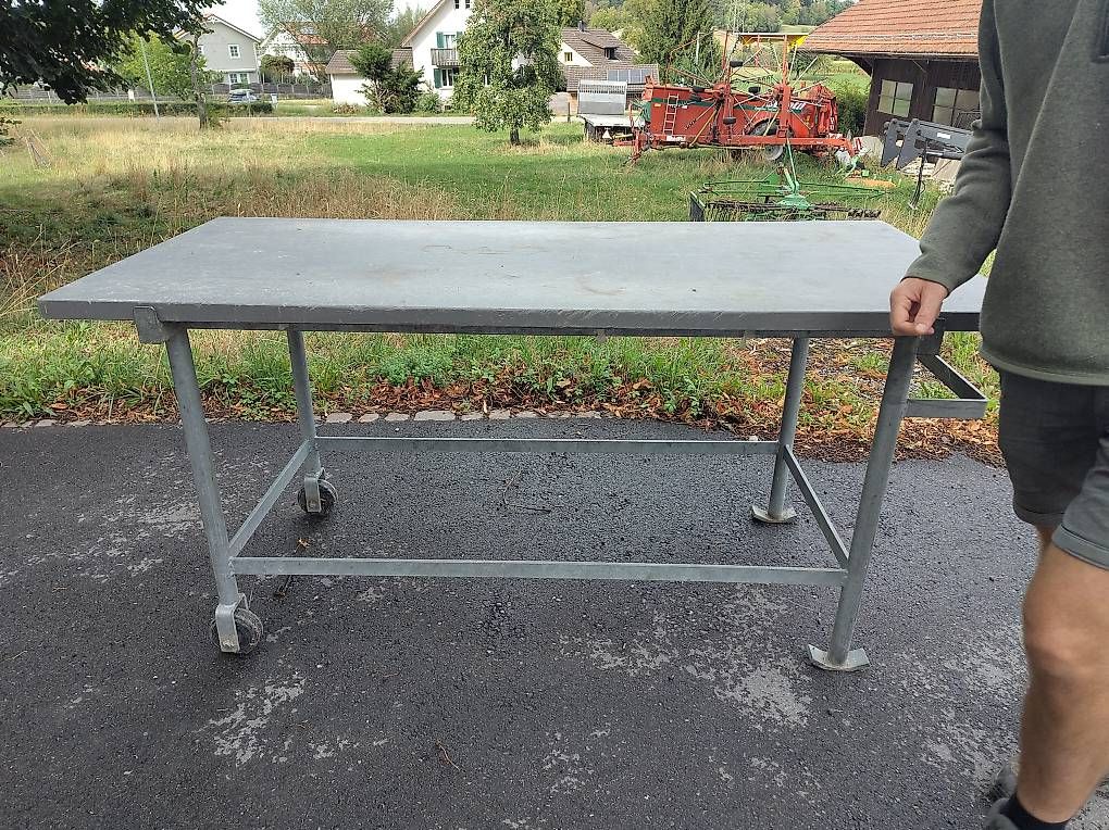 Tische: Massiver Metzgerisch/fleischtisch – Gebraucht aus Hofstetten ZH von Gischis