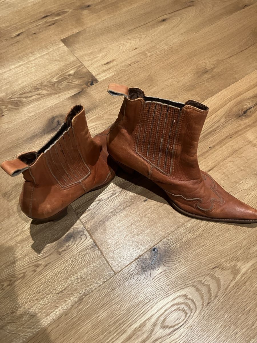 Damenschuhe: Cowboy Stiefel – Gebraucht aus Moleson-s-Gruyeres von Mosaikplastik 3