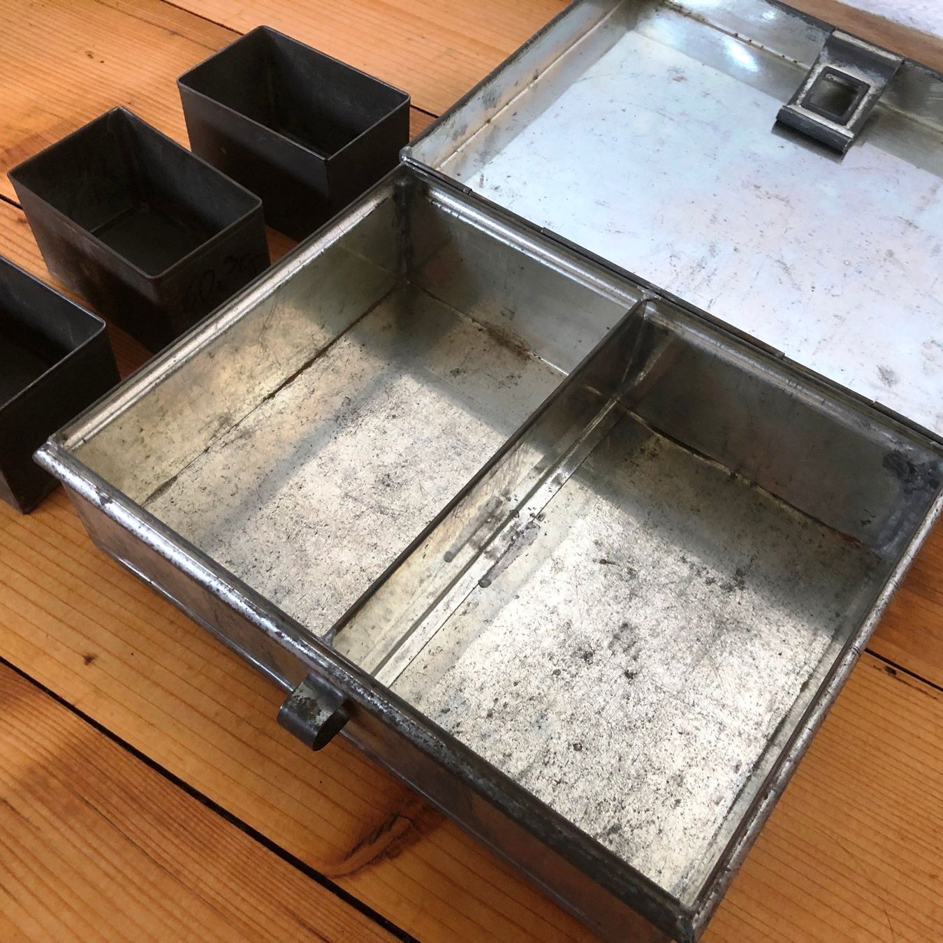 Registratore di cassa: Antiker Blechdose, Box Aufbewahrungsbox aus Eisen – Usato da Arisdorf venduto da Liquidus 6