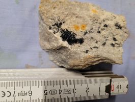 Stufe mit Hämatit und Rutil von der Cavradischlucht