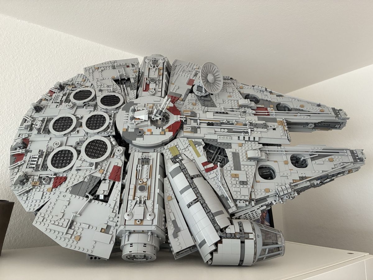 Lego Kit di costruzioni: Lego Star Wars Millennium Falcon 75192 mit Ständer – Usato da Zollikerberg venduto da lucyfarinelli789