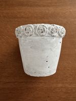 Beton Blumentopf grau mit Rosenmuster